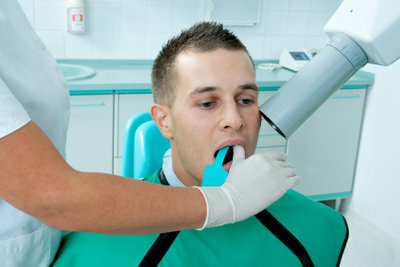 إذا كان دخلك منخفضًا ، فقم بتقديم طلب المشقة لأطقم الأسنان إلى شركة التأمين الصحي. 