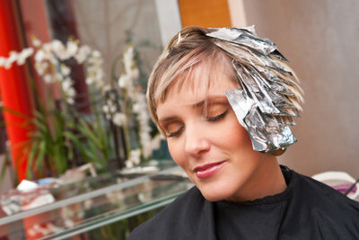 Amoniak se používá při barvení vlasů.