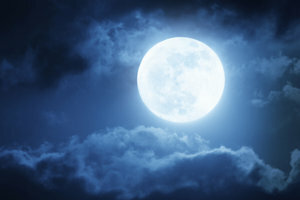 Bulan purnama adalah sesuatu yang istimewa. 