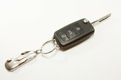 Tyypilliset radion kaukosäätimellä varustetut VW -avaimet olivat vakiona Golf 5: ssä.