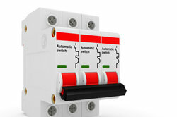 Автоматические выключатели защищают линии электропередач в помещениях.