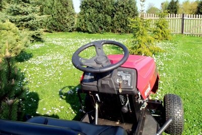 Achetez un tracteur de pelouse d'occasion avec un chasse-neige. 