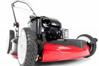 Clean the 4-stroke lawnmower properly