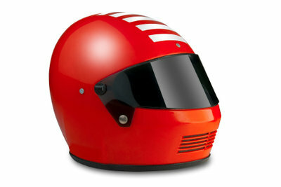 Warna-warna cerah dan cerah pada helm sepeda motor lebih mudah dilihat dalam lalu lintas.