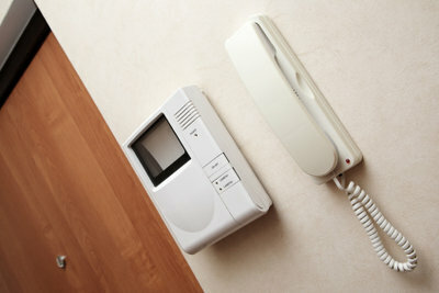Med et intercom -system kan du styre, hvem der kommer ind i huset eller ejendommen.
