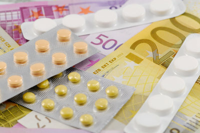 Ja veselības apdrošināšanas sabiedrība piekrīt krūšu samazināšanas operācijai, jūs ietaupīsit rūgtas pašfinansēšanās tabletes.