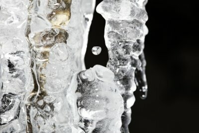 Соль снижает температуру замерзания воды.