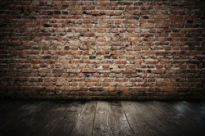 ציפוי שנראה כמו עובש לבן נוצר לעתים קרובות על קירות מרתף לחים.