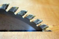 Use the sharpening device for saw blades correctly