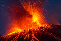 Vulcanii oferă un spectacol natural, uneori foarte periculos, deoarece este mortal