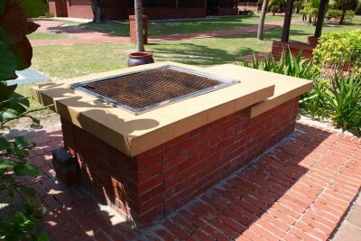 Building a grill with firebricks is very easy.