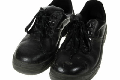 Buty z imitacji skóry są łatwe w utrzymaniu czystości.