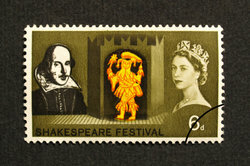 Слева от марки можно увидеть Шекспира.