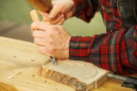 Na vyrezávanie používajte mäkké drevo