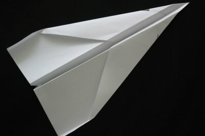 O avião a jato de papel acabado