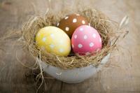 Vopsiți ouăle de Paște cu culoare de apă