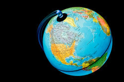 Тропические и полярные круги возникают из-за наклона земной оси.