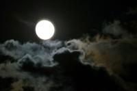 चाँद सफेद क्यों चमकता है?
