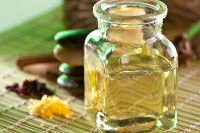 Nettoyez la peau à imperfections avec une huile douce.