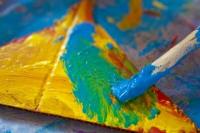 Usa la vernice colorante con successo nella pittura