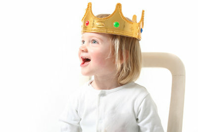 Födelsedagsbarnet får bära en krona.