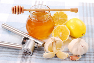 Almindelige forkølelsesmidler som honning eller hvidløg er ofte tilgængelige i enhver husstand.