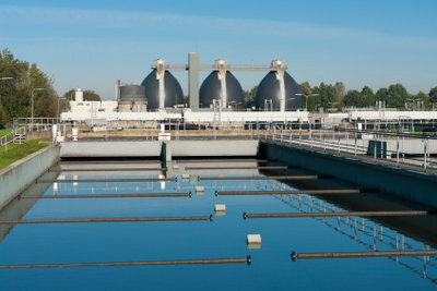 محطة معالجة مياه الصرف الصحي تنظف مياه الصرف الصحي.