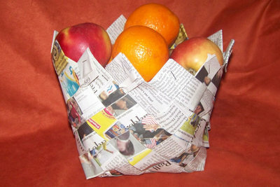 A cesta resistente também contém frutas.