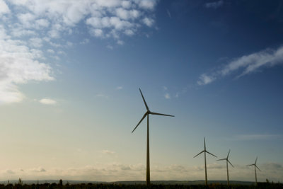 풍력 터빈은 친환경적인 방식으로 전기를 생산합니다.