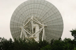 방송국을 수신하려면 더 큰 위성 시스템이 필요합니다.