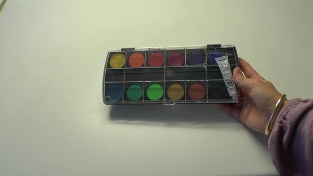 Wymieszaj brąz z kolorów pudełka z farbami.