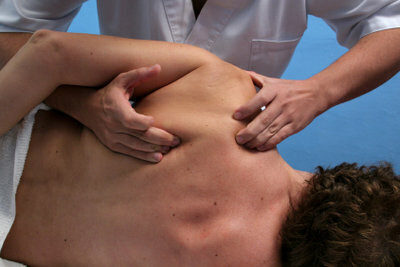 Masáže pomáhají s nataženými svaly v rameni.