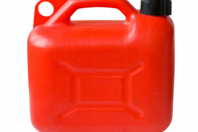 Plechovky s benzínem mohou být nebezpečné, pokud jsou přepravovány nesprávně.