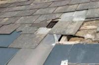 Na sklon střechy položte bitumenový šindel