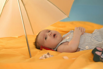 Para proteger a su hijo del sarpullido por calor, debe evitar el calor excesivo. 
