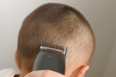 Selv med frisyrer for gutter er det ikke alltid lett å få en rett kant. 