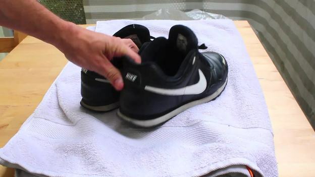 Pune pantofii pe un prosop după spălare. 
