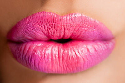 Os lábios costumam ficar mais grossos após beijos intensos.