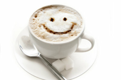 Kopi atau cappuccino adalah minuman pagi yang populer.