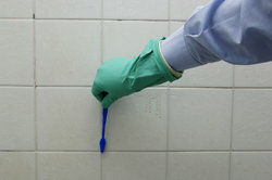 Sort skimmelsvamp i badeværelset kan fjernes med forskellige midler.