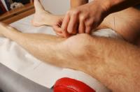 무릎 움푹 들어간 곳의 긴장된 근육