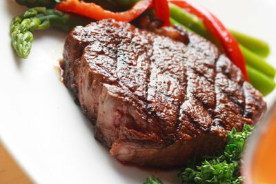 Le steak de filet de bœuf conserve ses ingrédients au four.