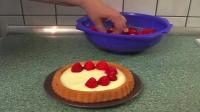 VIDEO: Topping the strawberry cake correctly