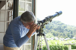 Mira a lo lejos con el telescopio