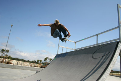 Esistono diverse tecniche per frenare lo skateboard.