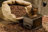 Hand coffee grinder and fine beans
