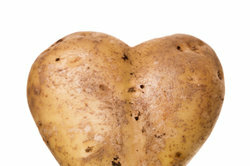 Van aardappelen met de schil kun je een heerlijk gerecht tevoorschijn toveren - gebakken aardappelen.