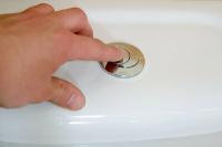 Économisez sur les coûts d'eau lors de la chasse d'eau des toilettes