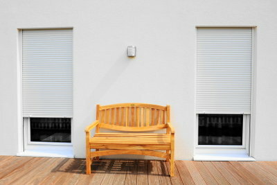Um terraço de madeira convida a relaxar.