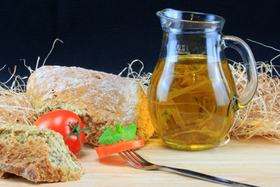 The golden-yellow linseed oil is very healthy and suitable for salad dressings.